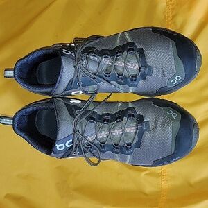 On Cloud men's pre-owned shoes, size 10.5 Swiss engineering wear On Running